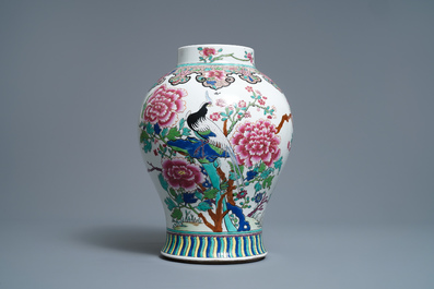 Een Chinese famille rose vaas, een penselenbeker en een famille verte kom, 19e eeuw