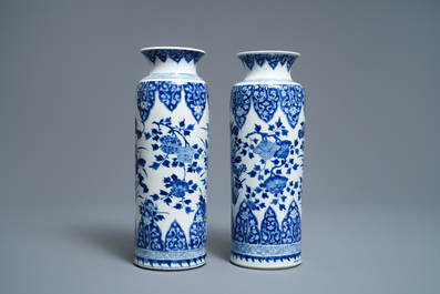 Une paire de vases de forme rouleau en porcelaine de Chine en bleu et blanc, Kangxi