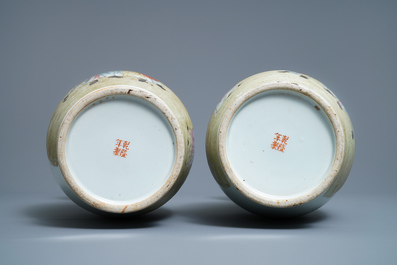 Een paar Chinese famille rose vazen, Qianlong merk, Republiek
