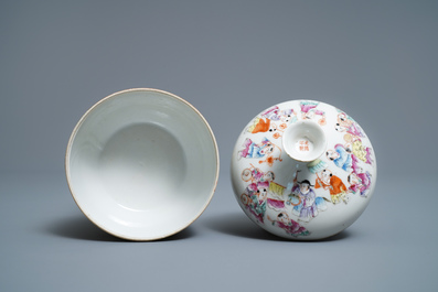 Een Chinese famile rose dekselkom met decor van het lentefestival, Guangxu merk, 19/20e eeuw