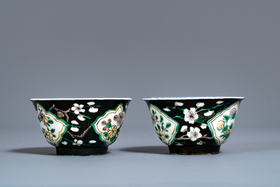 Une paire de tasses et soucoupes en porcelaine de Chine famille noire, Kangxi