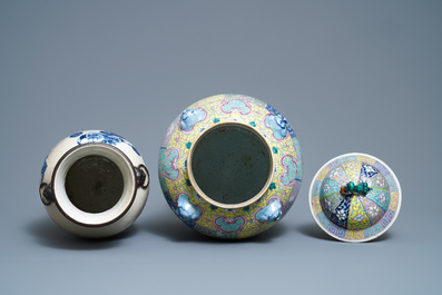 Deux vases en porcelaine de Chine famille rose et bleu et blanc sur fond craquel&eacute;, 19&egrave;me
