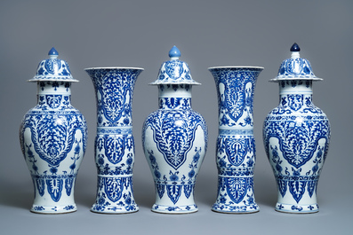 Een groot Chinees blauw-wit vijfdelig kaststel met floraal decor, Kangxi