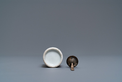 Une tabati&egrave;re en porcelaine de Chine famille verte &agrave; d&eacute;cor de Zhong Kui, 19&egrave;me