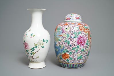 Een Chinese famille rose dekselvaas en een vaas met floraal decor, 19/20e eeuw