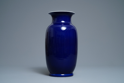 Un vase en porcelaine de Chine bleu monochrome, 19&egrave;me