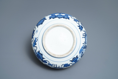 Een Chinese blauw-witte wierookbrander met kostbaarheden, Kangxi