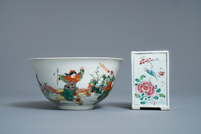 Een Chinese famille rose vaas, een penselenbeker en een famille verte kom, 19e eeuw