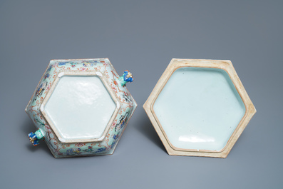 Une terrine de forme hexagonale sur son support en porcelaine de Chine famille rose, Qianlong