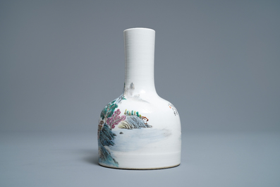 Een Chinese famille rose vaas met landschapsdecor, gesign. Zhang Zhitang (1893-1971), gedat. 1948