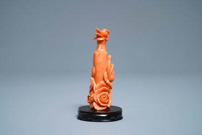 Une tabati&egrave;re en corail rouge &agrave; d&eacute;cor de roses, Chine, 19/20&egrave;me