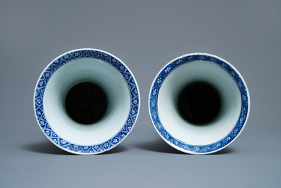 Een groot Chinees blauw-wit vijfdelig kaststel met floraal decor, Kangxi