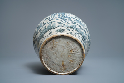 Un vase en porcelaine de Chine en bleu et blanc, Ming
