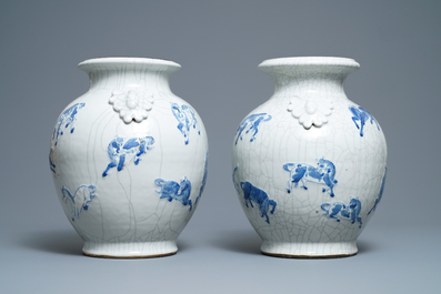 Une paire de vases en porcelaine de Chine en bleu et blanc dite 'de Nankin', 19&egrave;me