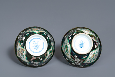 Une paire de tasses et soucoupes en porcelaine de Chine famille noire, Kangxi