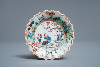 Une tasse et soucoupe en porcelaine de Chine famille rose &agrave; d&eacute;cor de p&ecirc;cheurs, Yongzheng
