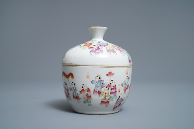 Een Chinese famile rose dekselkom met decor van het lentefestival, Guangxu merk, 19/20e eeuw