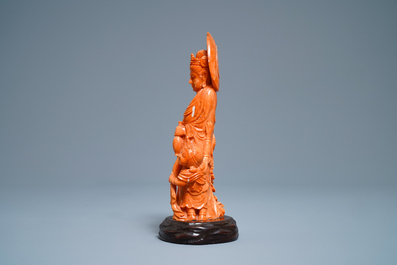 Un groupe en corail rouge figurant Guanyin &agrave; l'enfant, Chine, 19&egrave;me