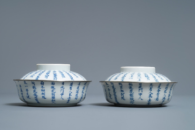 Een paar Chinese blauw-witte 'Bleu de Hue' dekselkommen voor de Vietnamese markt, 19e eeuw