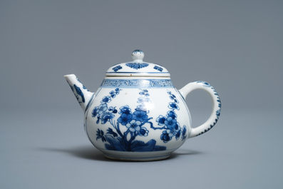 Une th&eacute;i&egrave;re en porcelaine de Chine en bleu et blanc, Kangxi