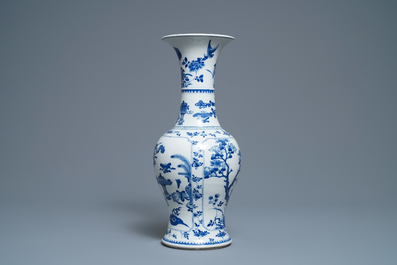 Un vase en porcelaine de Chine en bleu et blanc, Kangxi
