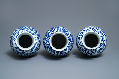 Een groot Chinees blauw-wit vijfdelig kaststel met floraal decor, Kangxi