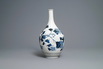 A large Japanese blue and white Arita bottle vase, Edo, 17th C.