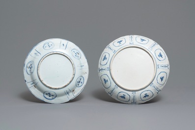 Deux plats en porcelaine de Chine en bleu et blanc de type kraak, Wanli