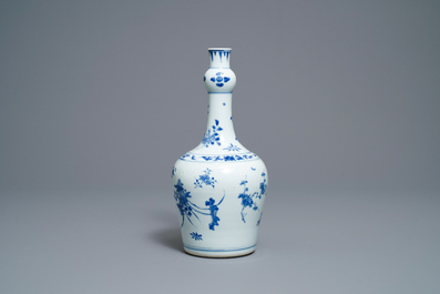 A Chinese blue and white garlic-neck bottle vase, Transitional period