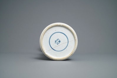 Een Chinese blauw-witte gu vaas met figuratief decor, Kangxi
