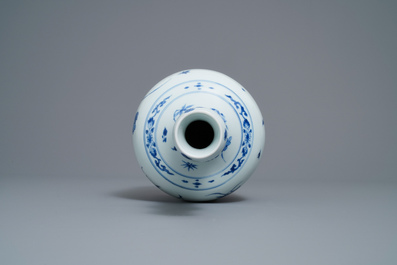 Een Chinese blauw-witte knobbelvaas met floraal decor, Transitie periode
