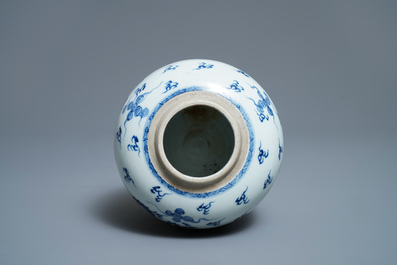 Un pot &agrave; gingembre en porcelaine de Chine en bleu et blanc &agrave; d&eacute;cor d'un dragon et un ph&eacute;nix, Kangxi