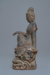 Een grote Chinese gietijzeren figuur van Guanyin met opschrift op de rug, Ming/Qing