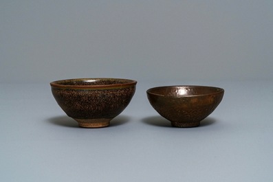 Deux bols en gr&egrave;s porcelaineux de type jianyao &agrave; &eacute;mail 'fourrure de li&egrave;vre' et brun, Song