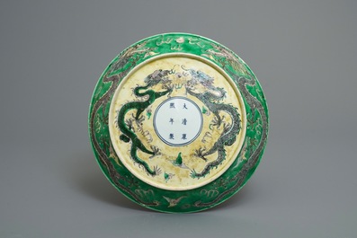 Een Chinese verte biscuit schotel met een draak, Kangxi merk, 19e eeuw