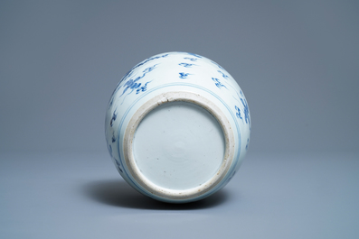 Un pot &agrave; gingembre en porcelaine de Chine en bleu et blanc &agrave; d&eacute;cor d'un dragon et un ph&eacute;nix, Kangxi