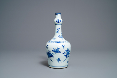 A Chinese blue and white garlic-neck bottle vase, Transitional period