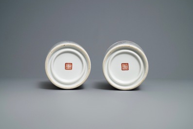 Une paire de vases de forme rouleau en porcelaine de Chine famille rose, 20&egrave;me