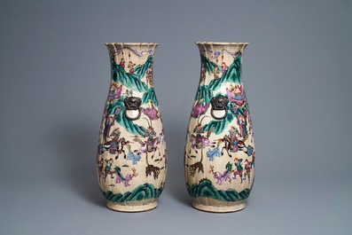Une paire de vases aux guerriers en gr&egrave;s de Nankin, Chine, 19&egrave;me