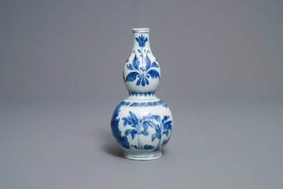 Een Chinese blauw-witte kalebasvaas met figuratief decor, Transitie periode
