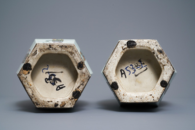Une paire de vases de forme hexagonale en porcelaine de Chine qianjiang cai, 19/20&egrave;me