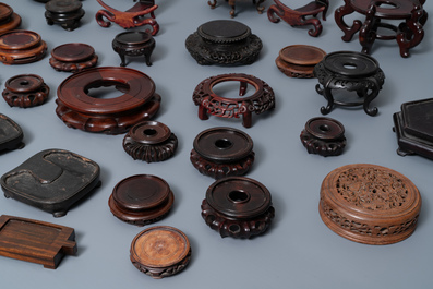 Une collection de 33 socles en bois sculpt&eacute;, Chine, 19/20&egrave;me
