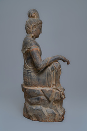 Een grote Chinese gietijzeren figuur van Guanyin met opschrift op de rug, Ming/Qing