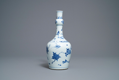 Een Chinese blauw-witte knobbelvaas met floraal decor, Transitie periode