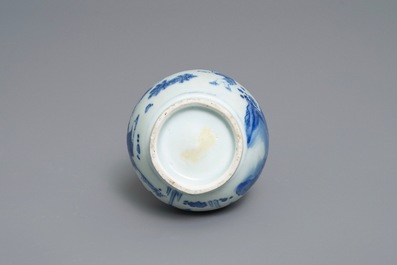 Een Chinese blauw-witte kalebasvaas met figuratief decor, Transitie periode