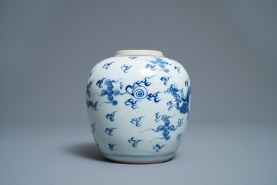 Un pot &agrave; gingembre en porcelaine de Chine en bleu et blanc &agrave; d&eacute;cor d'un dragon et un ph&eacute;nix, Kangxi