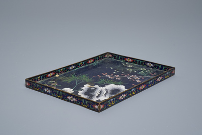 Un plateau de forme rectangulaire en &eacute;maux cloisonn&eacute;s, Chine, Qianlong/Jiaqing