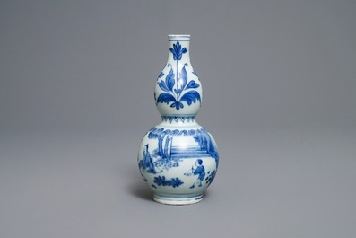 Een Chinese blauw-witte kalebasvaas met figuratief decor, Transitie periode