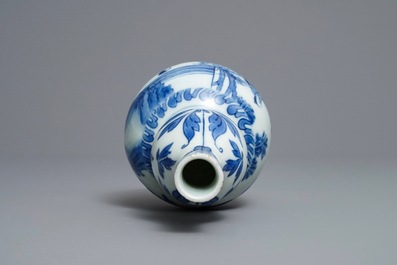Een Chinese blauw-witte kalebasvaas met figuratief decor, Transitie periode