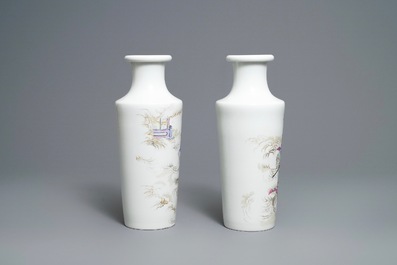 Une paire de vases de forme rouleau en porcelaine de Chine famille rose, 20&egrave;me
